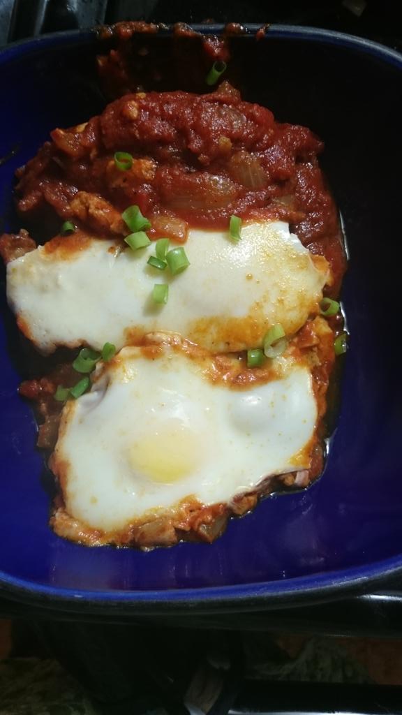 ABettyBee's tweet photo. First time making shakshouka. It was loved by the whole family. Especially since I added bacon. #probablynotkosher https://t.co/SByFZ1ZXOI