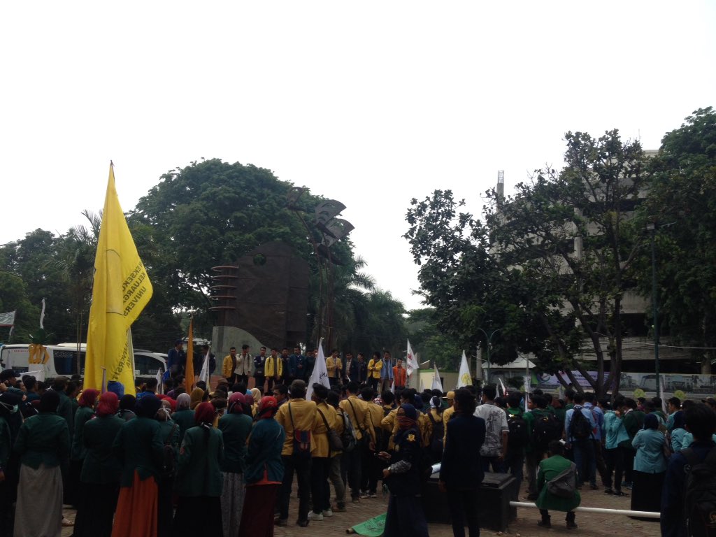 Siang Indonesia! Baru saja persiapan pemberangkatan dari kampus UNJ menuju Istana Negara untuk #SidangRakyat