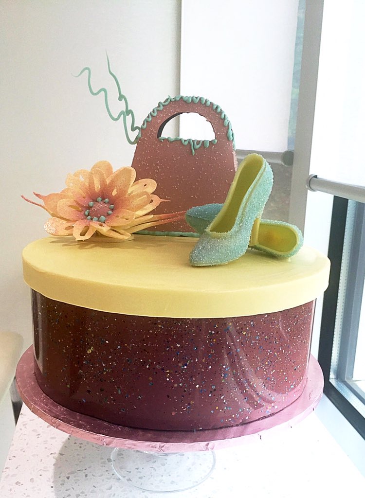BruleeChef's tweet photo. Cake is inside of a chocolate box. All decorations made from white and dark tempered chocolate. https://t.co/iXewLjD12P