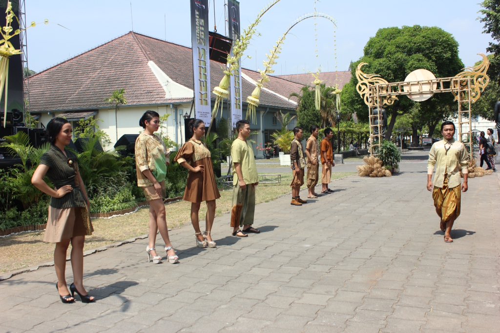 BerandaJogja's tweet photo. 09.40 Fashion Show Batik Warna Alam Rosso Batik Jogja - @RayyaBatik oleh Dimas Diajeng Bantul

#KerisSummit2015 https://t.co/HtxTl7BaDl