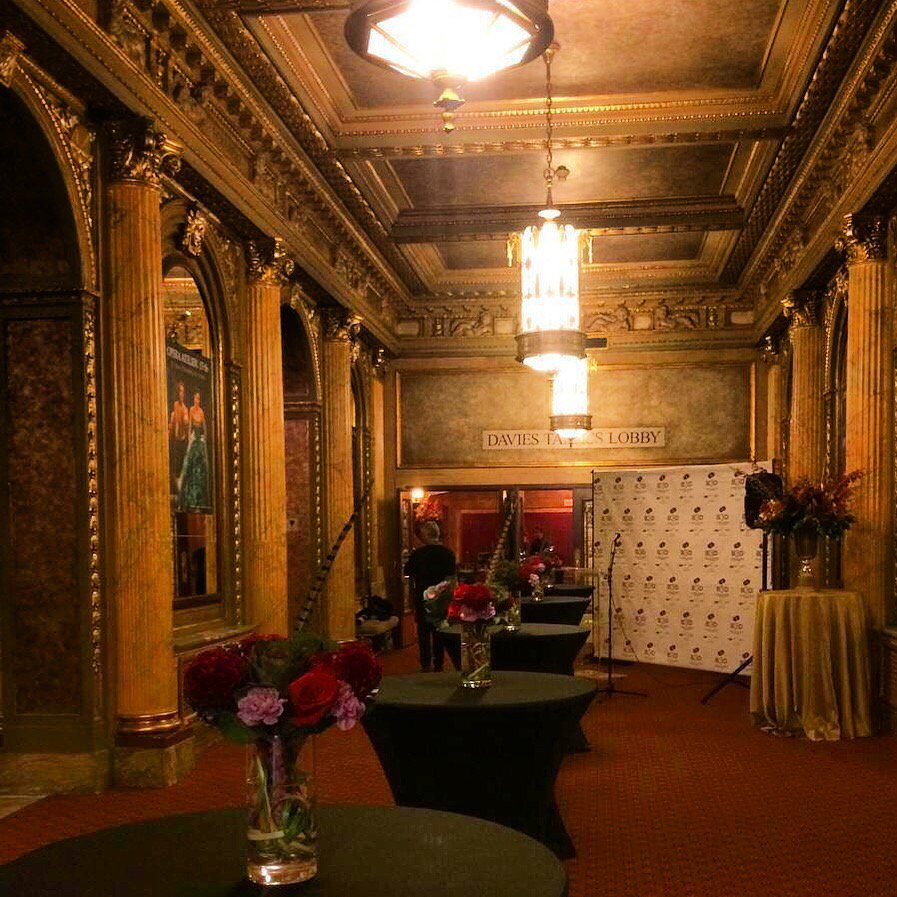 ItalFlorist's tweet photo. Beautiful centerpieces created for @RyersonU #b3d #wedoflowers #events @estparma #ElginWinterGardenTheatre https://t.co/7HJL5luGy0