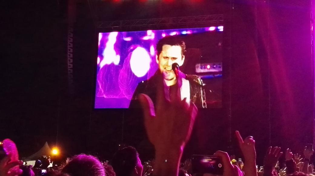 HuaweiMobileCo's tweet photo. El amor y la locura protagonistas de la vibra que sentimos mientras @museband toca Madness en Bogotá. #EnVivoEsPosible. https://t.co/RwjwXKfkbU