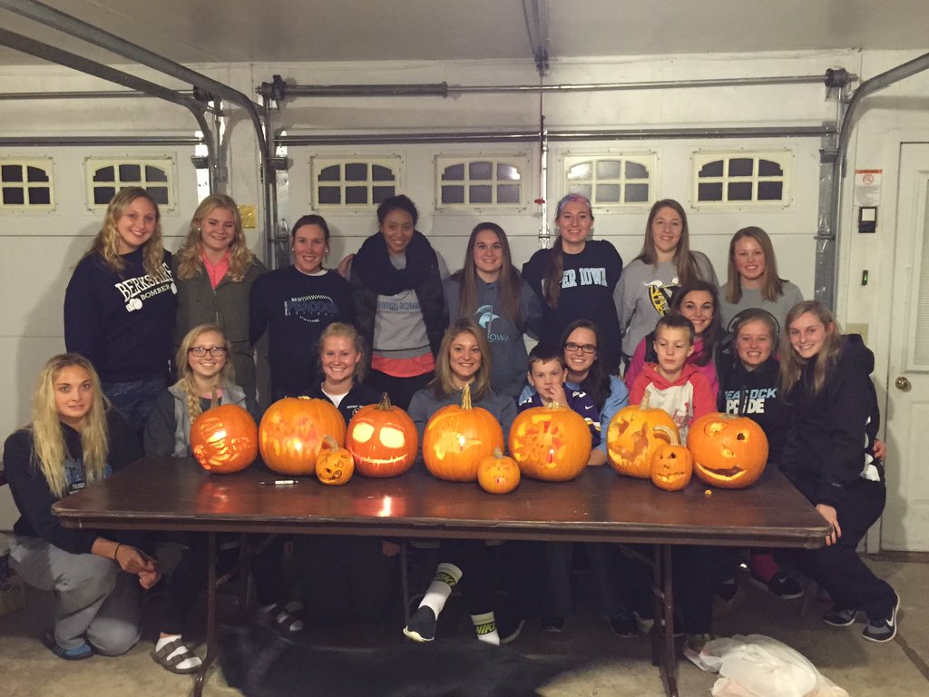 CarolRussell41's tweet photo. Had a great time carving pumpkins with the team tonight! #scarytheme https://t.co/mhAtP74gpT