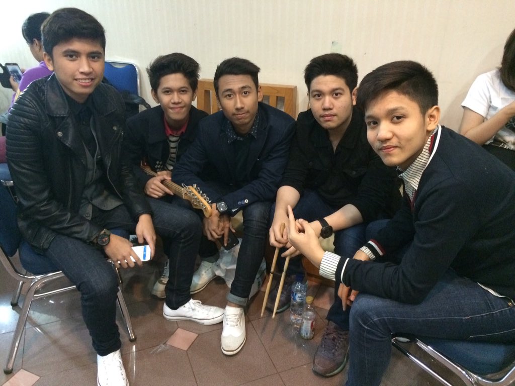 GraduatebandOfc's tweet photo. #latepost. @m_thoriqhalim @ADLI_HALIM @Titanputr @fathur_abrar @evrasteel #graduateband https://t.co/a7NLpv7k7w