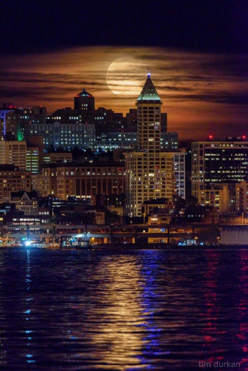 Teresa4ever12's tweet photo. Full moon over Seattle tonight. We have a beautiful city! https://t.co/59tNu1n0qH