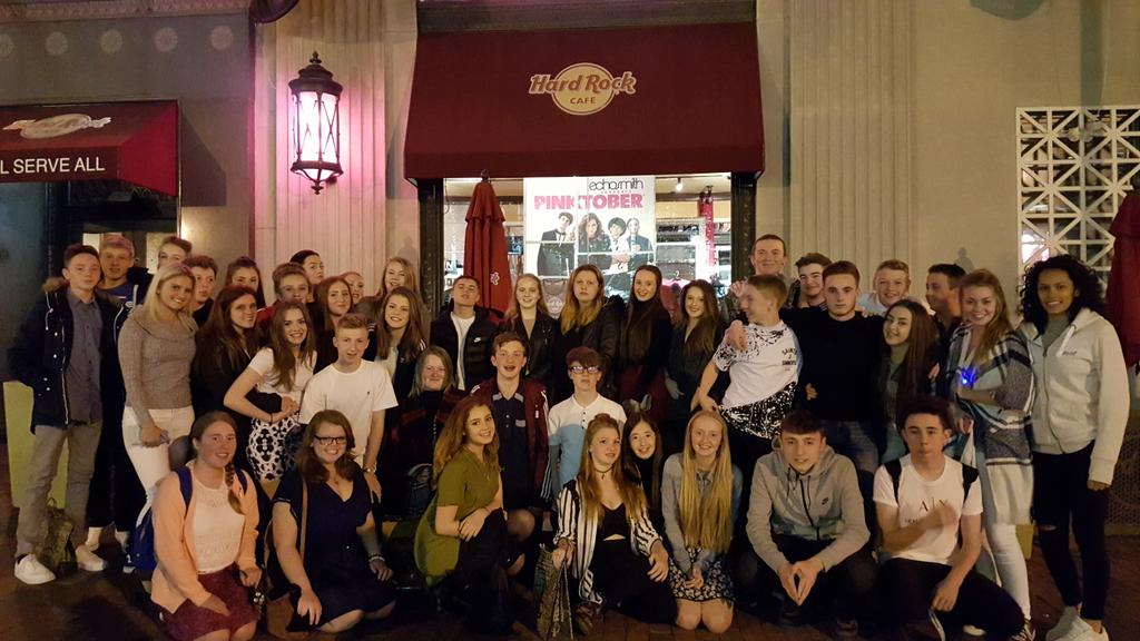 WhitworthUSA15's tweet photo. Team photo at the Hard Rock Cafe...then all doing the Kristian pose!! https://t.co/sCVgAmca83