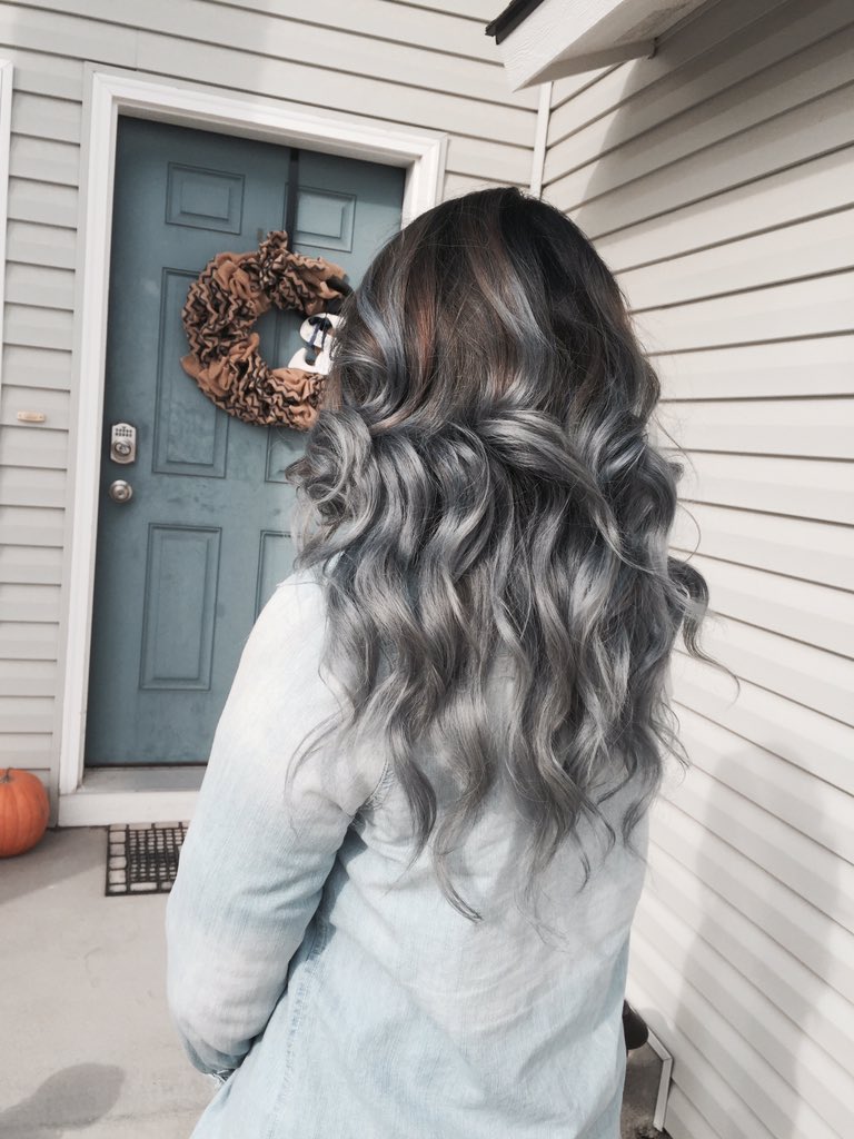 Bee2014Alexis's tweet photo. Goodbye Blonde 🙅🏼🙈 ....I'm the new abuelita now 👵🏽😍 #judgeme #loveit #greyhairdontcare #silverhair #greytrend https://t.co/Rnj7Sgqwir
