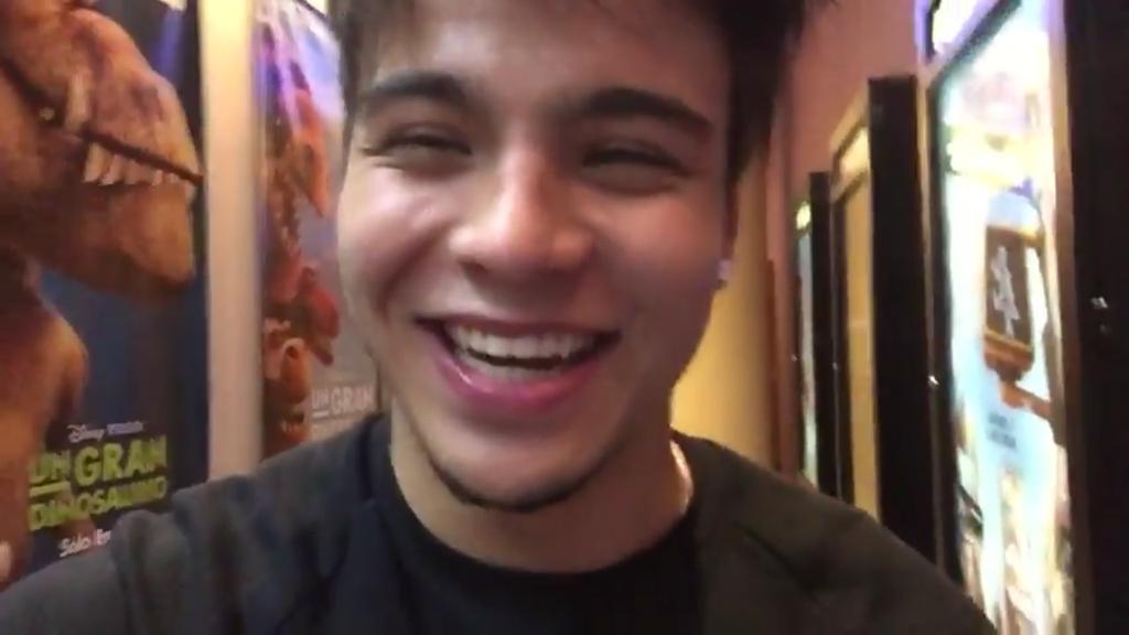 eliaguilar21's tweet photo. En todo el vídeo sonreía. 😭😭 #SebasEnSoyLuna https://t.co/CsxrmXU7ej