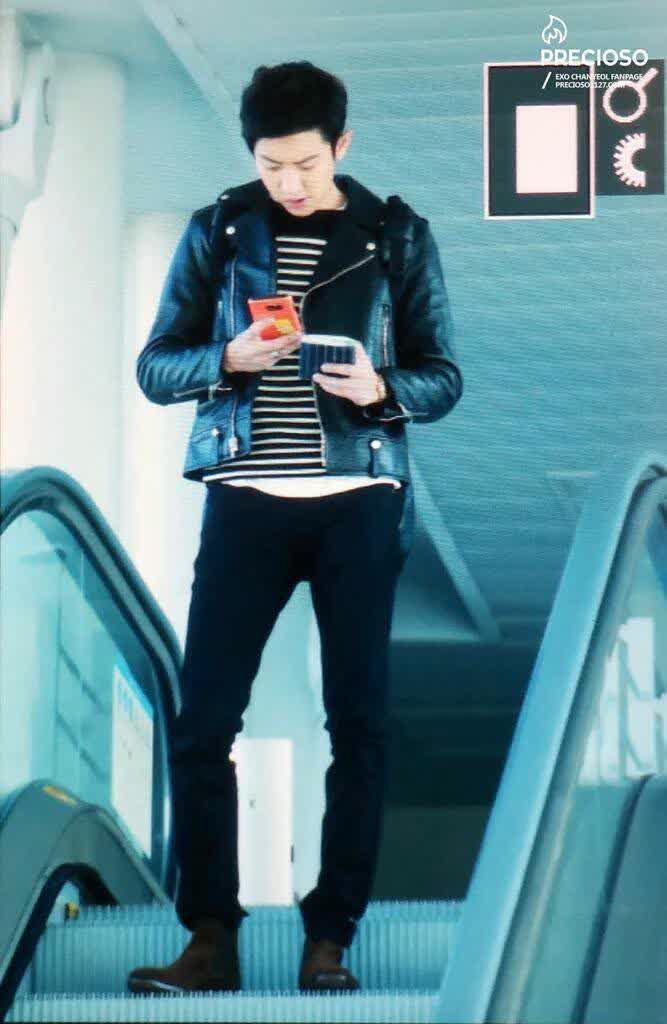 EXOINDONESIA's tweet photo. 151028 Chanyeol's phone case 'The Simpons' (v: chanyeo12) https://t.co/GU9FDSO0aS