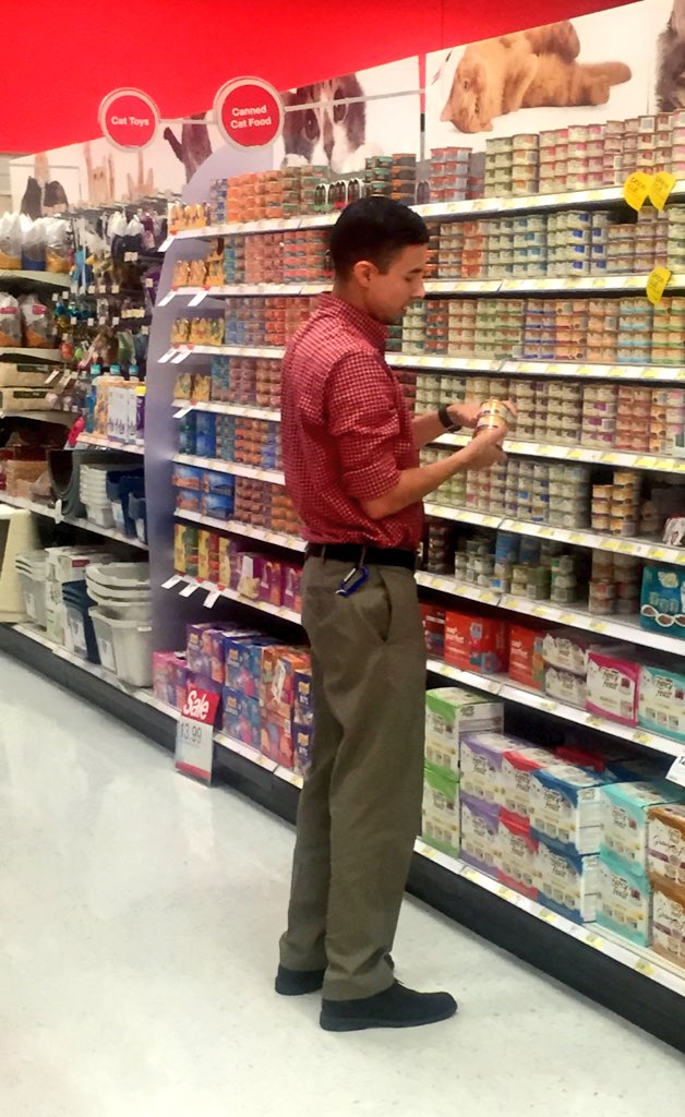 Target2151's tweet photo. Every cat has a face and ETL-GE Fabian is making sure they're being seen #KittyFacesForDays #BrandOnPoint 😺👌🏼 https://t.co/Ael4ruegwC