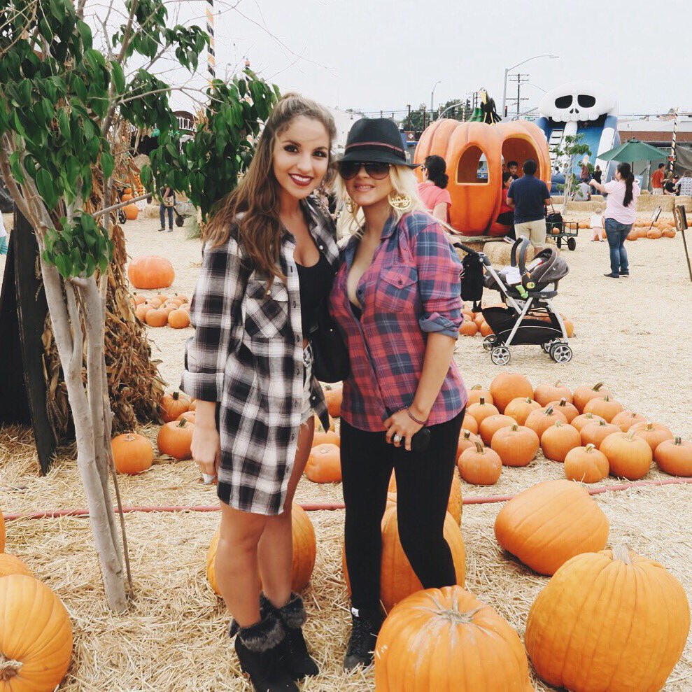 carmseda's tweet photo. Just met the lovely @xtina! Thank you for making my day so special. 🎃💚🍂 #christinaaguilera #xtina https://t.co/5CNj4rEjMa
