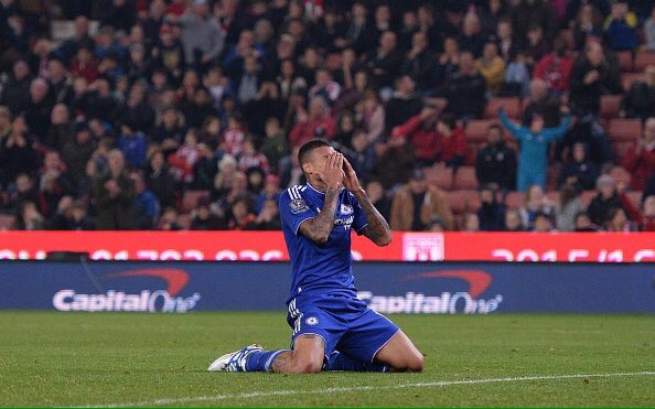 Chelsea y Arsenal eliminados de la Copa - CSXHwl3UsAAmxDn