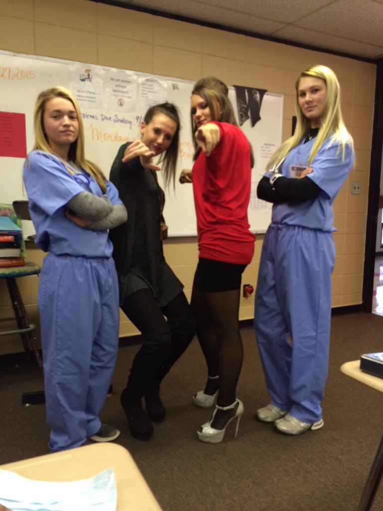 chelsearhoadess's tweet photo. #skoolspirit #redwibbonweek #sentinelbulldogpride https://t.co/Bcilm3kt1Q