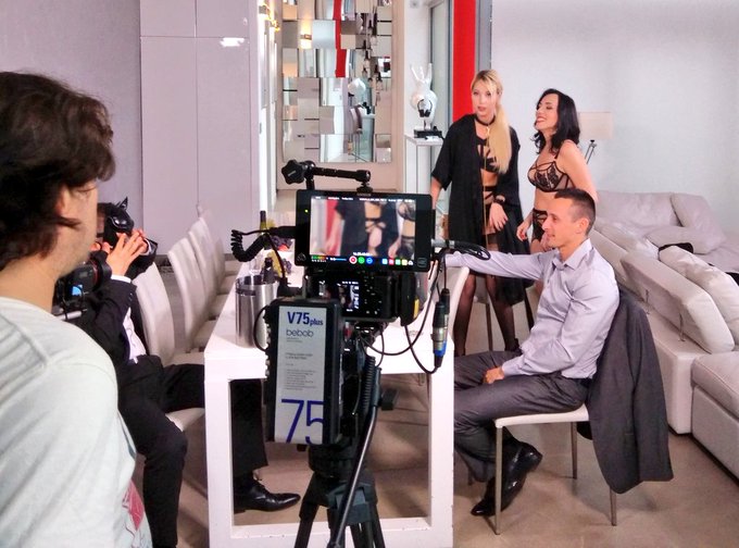 Mon premier tournage @dorcel avec @kimber_delice , @RicoSimmonsX , de @HerveBodilis et @Luka_Jetsex <a class="tags" href="/tag/dorcel">@dorcel</a><a class="tags" target="_blank" title="On Twitter" href="/?out=eyJ0eXAiOiJKV1QiLCJhbGciOiJIUzUxMiJ9.eyJpYXQiOjE3MjExNTc1NjksImlzcyI6InR3cG9ybnN0YXJzLmNvbSIsIm5iZiI6MTcyMTE1NzU2OSwiZXhwIjoxNzUyNjkzNTY5LCJyZWRpcmVjdF91cmwiOiJodHRwczovL3R3aXR0ZXIuY29tL2tpbWJlcl9kZWxpY2UifQ.mHpVNfl-Y5HxtZtavL4VpehygXqCmXaaL41zCowOl0uth9Nl1kDOK_I1JQpHtkvZ4GRkTZ1V4BWEOXk3C4XiFQ">@kimber_delice</a><a href="/tag/insidedorcel"class="tags"><span>#insidedorcel</span></a>