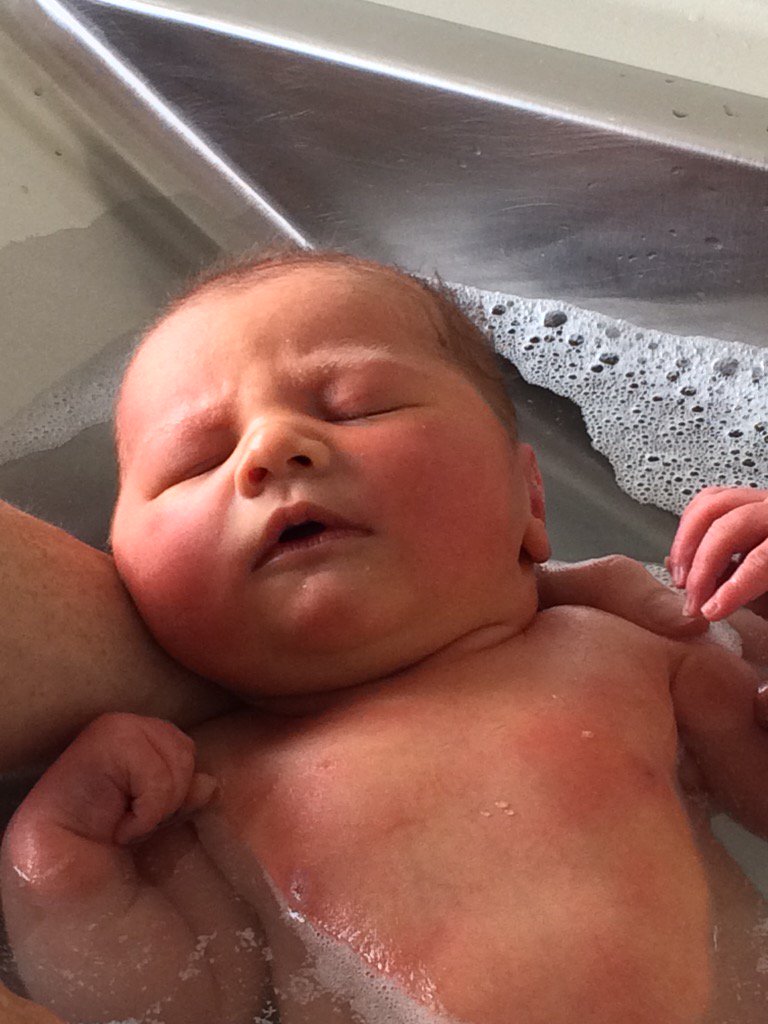 BeauCymon's tweet photo. #babiesfirstbath got to help bath this little man for the first time #winning https://t.co/Autj4zlvdY