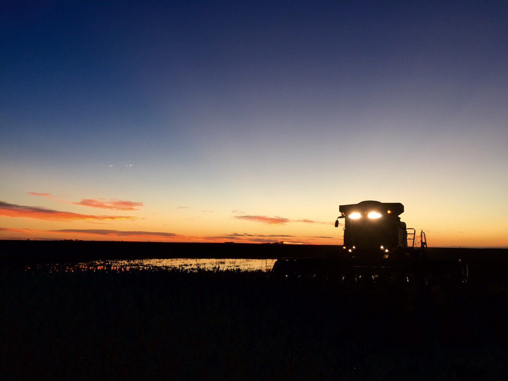 Johanoutjielrx's tweet photo. Beautifull harvest sunset! @oknotillfarmer @JohnDeere @TractorPictures #harvest15 #johndeere  #sunset #oklahoma https://t.co/nyb6plZqOt