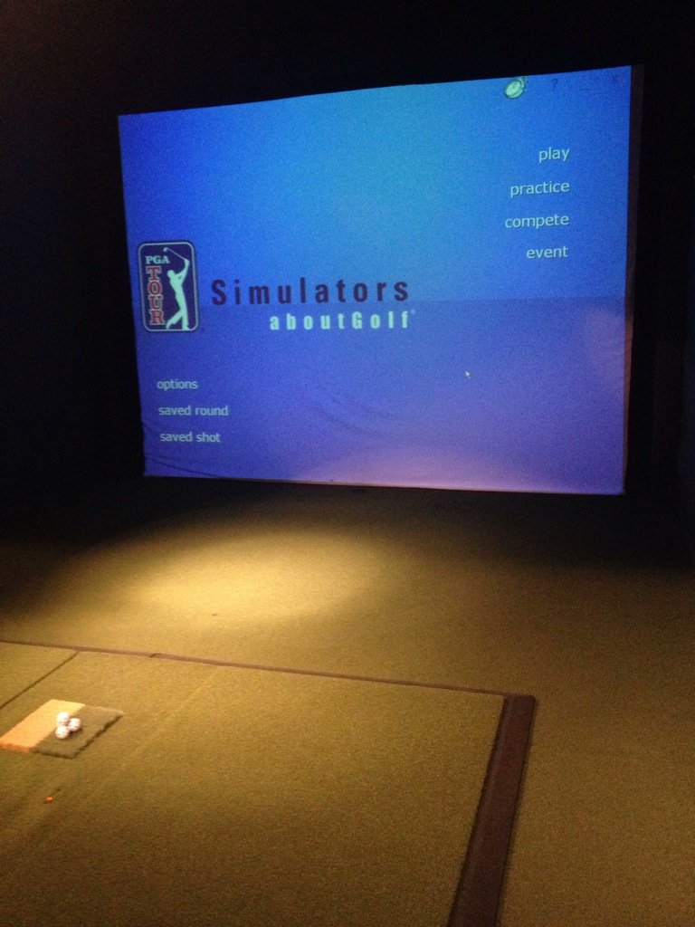 EowensM's tweet image. Love my job! #golfden #indoorgolf #swingpractice #yeg @The_Golf_Den