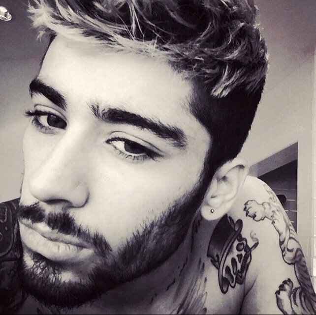 infinity_zquad's tweet photo. anyone want a solo dm with zayn?

#UKVOTY1D #1DSuperBowl2016 #FanLife #MTVEMA #OTRANewcastle3 #AMAs1D #kingzayn https://t.co/VdFZUgbuSr