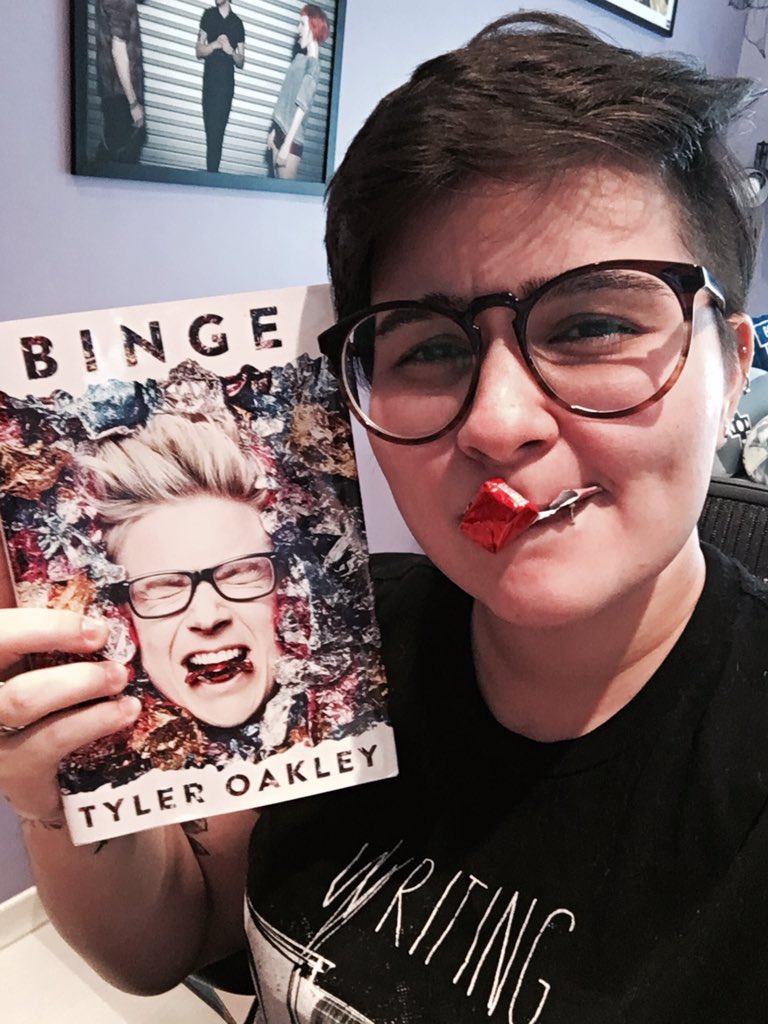 oicalu's tweet photo. Olha o que chegou! #SearchForBINGE #BINGEBOOK #PersonOfTheWeek #BingeYourself @tyleroakley https://t.co/DoKeWpmK0H