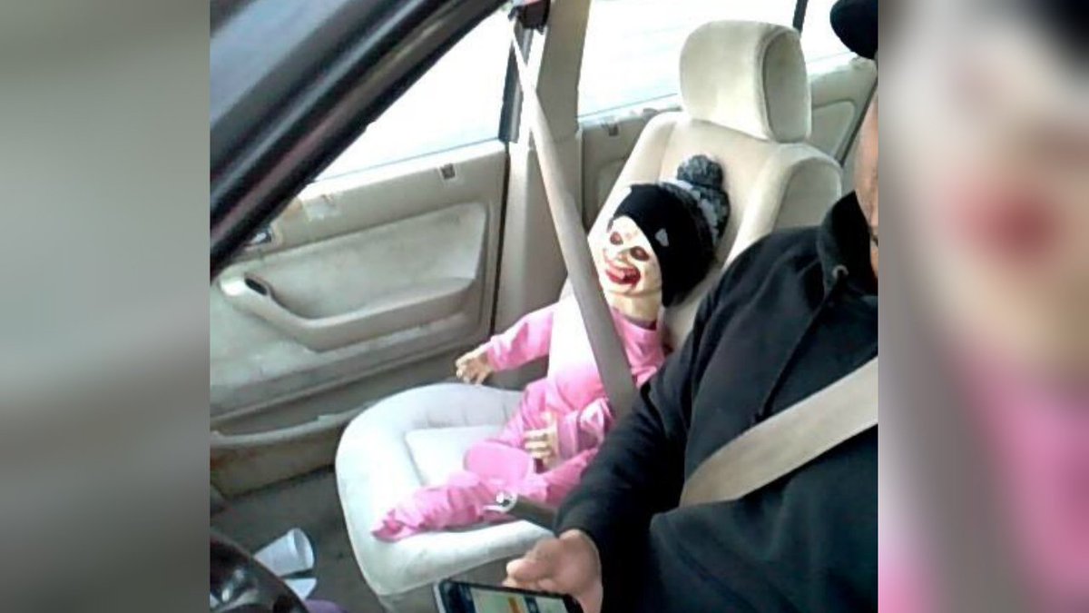 CNNEE's tweet photo. Multan a un conductor por llevar un 'bebé zombie' en el auto https://t.co/OLnI18XBni https://t.co/LfSFQDzO7Y