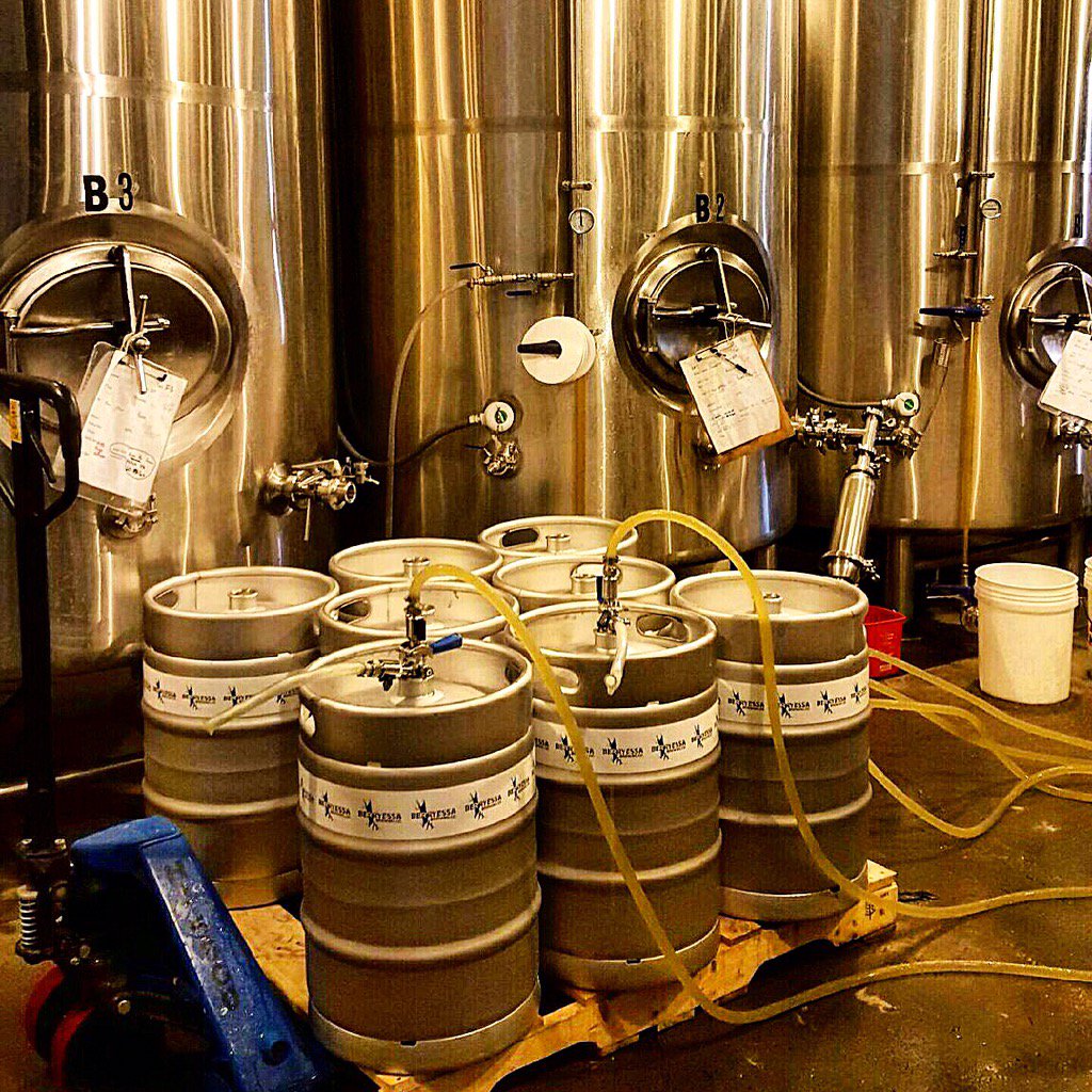 Enjoy this first #Selfie of #SelfieIPA getting racked out this morning! 6%, loads of dry-hopped Cascades
#craftbeer