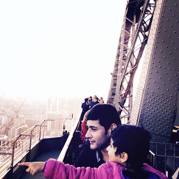 UrstrulyLoki's tweet photo. PicOfTheDay @urstrulyMahesh with #LittleAngelSitara at Effiel tower..supr pic #DadWithDaughter #SuperStar #SuperDad https://t.co/WGnkbSVYxK
