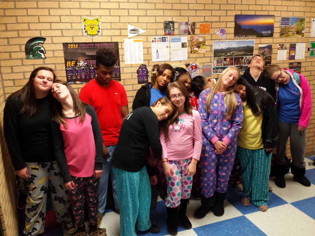 HuntHSAVID's tweet photo. #AVID about Pajama Day! #spiritweek ##avidmojo #co2019 https://t.co/SZxxTW4wsH