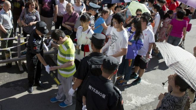 detikcom's tweet photo. Di China, Siswa Curang Saat Ujian Diancam Hukuman Penjara https://t.co/aKS8MLLEXH https://t.co/yyzxiIT0F0
