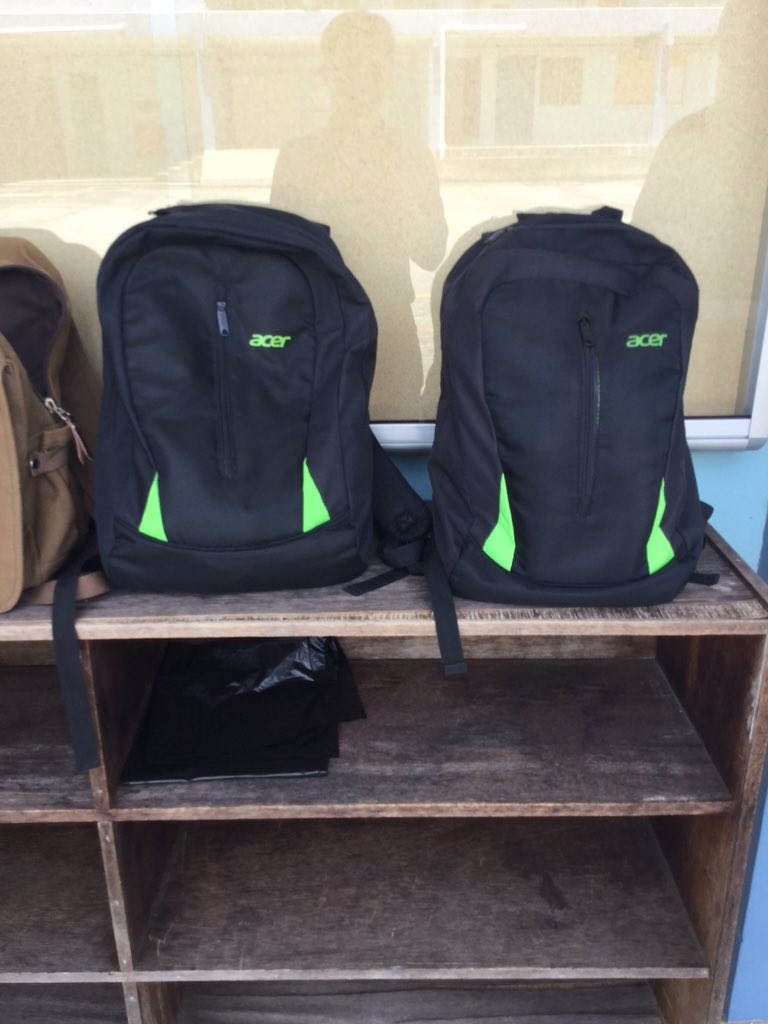 _Hazwan's tweet image. #CollegeProblem 90% of the students wears the same bag..