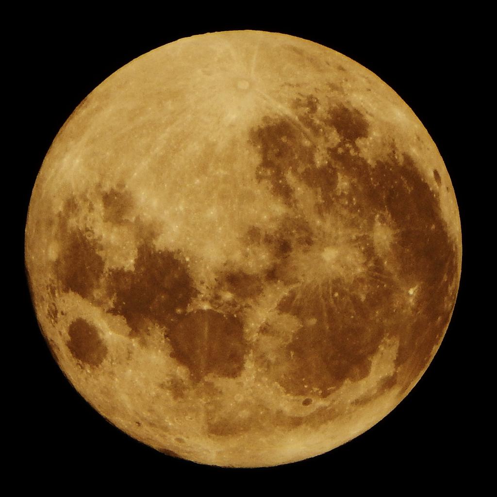 dodikdodkidod's tweet photo. Full Moon di atas langit Banjarmasin pasca kabut (via Fujifilm X-M1) ... #MakeLifeBetterInAWord :') https://t.co/Fs9qKtUqiy