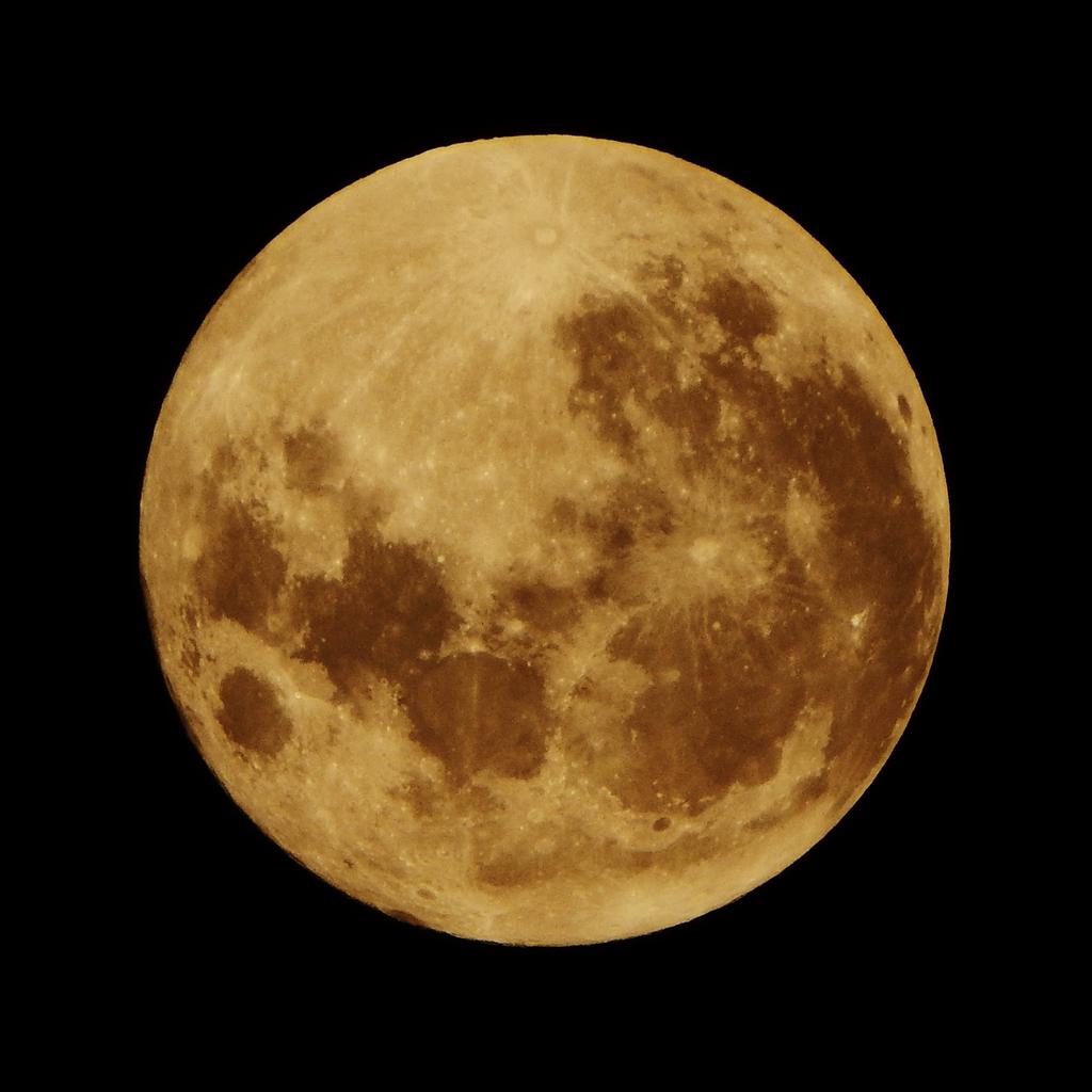 dodikdodkidod's tweet photo. Full Moon di atas langit Banjarmasin pasca kabut (via Fujifilm X-M1) ... #MakeLifeBetterInAWord :') https://t.co/Fs9qKtUqiy