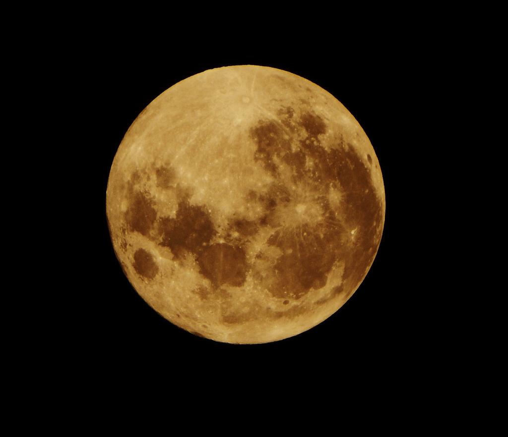 dodikdodkidod's tweet photo. Full Moon di atas langit Banjarmasin pasca kabut (via Fujifilm X-M1) ... #MakeLifeBetterInAWord :') https://t.co/Fs9qKtUqiy