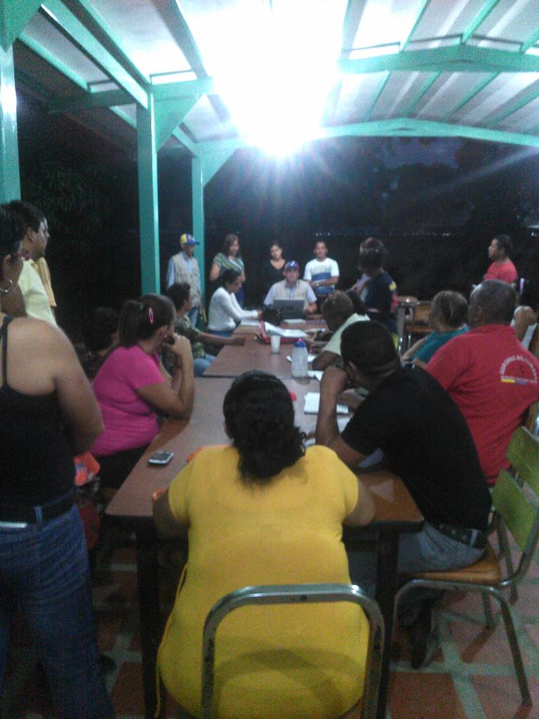 Rodolfo2021's tweet photo. @VICYHOMIR Sundde discute junto al pueblo el nuevo esquema sobre fijación de precios!!! Municipio Santiago Mariño https://t.co/lvUVKyVewz