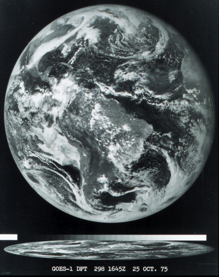 PeteNBCBoston's tweet photo. First image from a GOES satellite, 10/25/75. 40 yrs ago this week. #dawnofthesatelliteera Thanks to @bhobservatory https://t.co/1X0aH74TYh