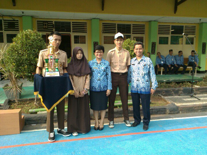 smk58futsal's tweet photo. Penyerahan piala #benecleIII sma 42 di wakilkan sama teman kita Haikal Azizi di serahkan langsung ke kepala sekolah https://t.co/J2im5gWu7L