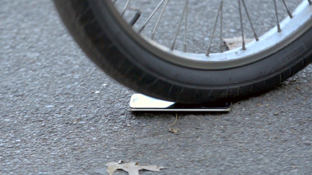 CNNEE's tweet photo. Motorola dice que la pantalla de su Droid es irrompible. ¿Es cierto? Lo pusimos a prueba: https://t.co/yvMIgzh7fD https://t.co/k4n5uu4F61