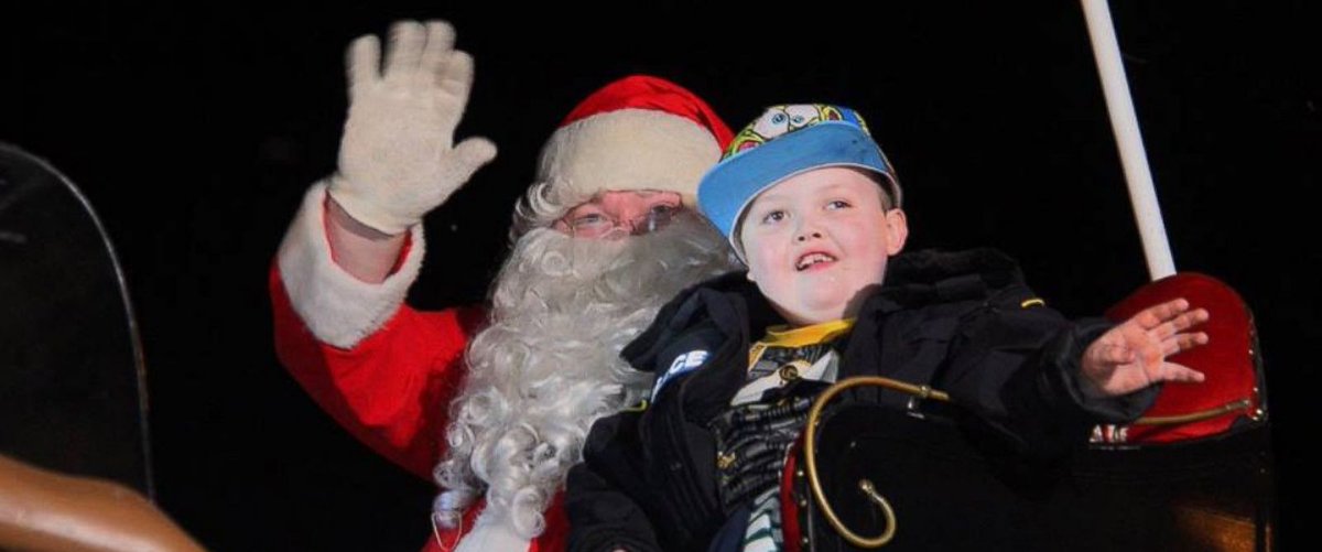 ABC's tweet photo. Over 7,000 people show up for early Christmas parade for 7-year-old boy with brain cancer. https://t.co/DQ1BJqZ3WF https://t.co/pQyFxNprwk