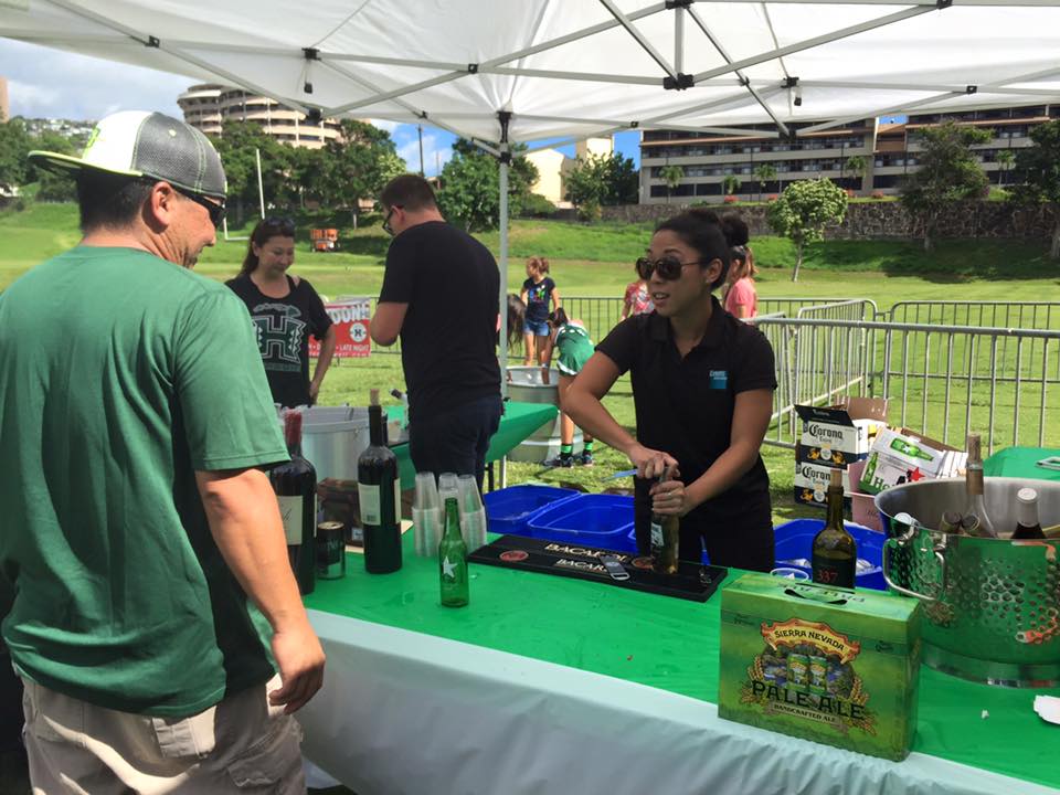 EventsInt_HI's tweet photo. UH Sand Vball + free food provided by sponsors and free drinks by #EventsInternational + horsehoes = #SundayFunday https://t.co/pFrl6y3klp