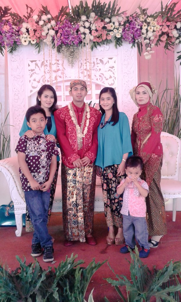 Selamat menempuh hidup baru abangku.
Semoga menjadi keluarga samawa 😊aamiin