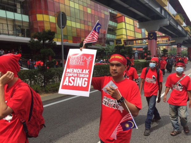 zurairi's tweet photo. #Merah169 youths say stung by toll rates hiked by government they defended https://t.co/k7qUrhSm32 https://t.co/c6mC03tpOx