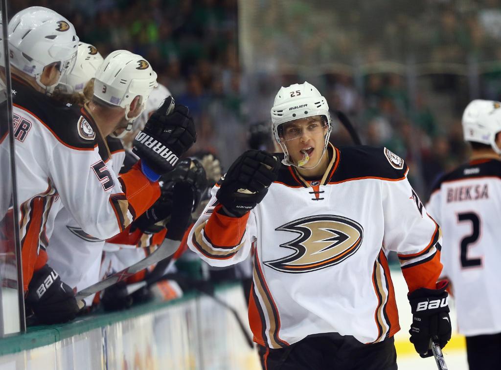 NHL's tweet photo. The @AnaheimDucks have found their offense. They lead @DallasStars 3-0 early in the 2nd. #ANAvsDAL https://t.co/Y5ZdGQGYr1