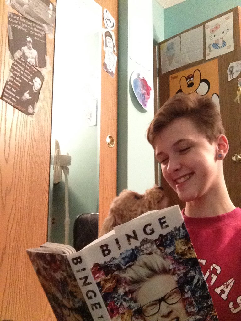 colsonsdiablo's tweet photo. #PetsReadingBinge okay I'm sorry this is hilarious I must join https://t.co/45KxhVMeIe