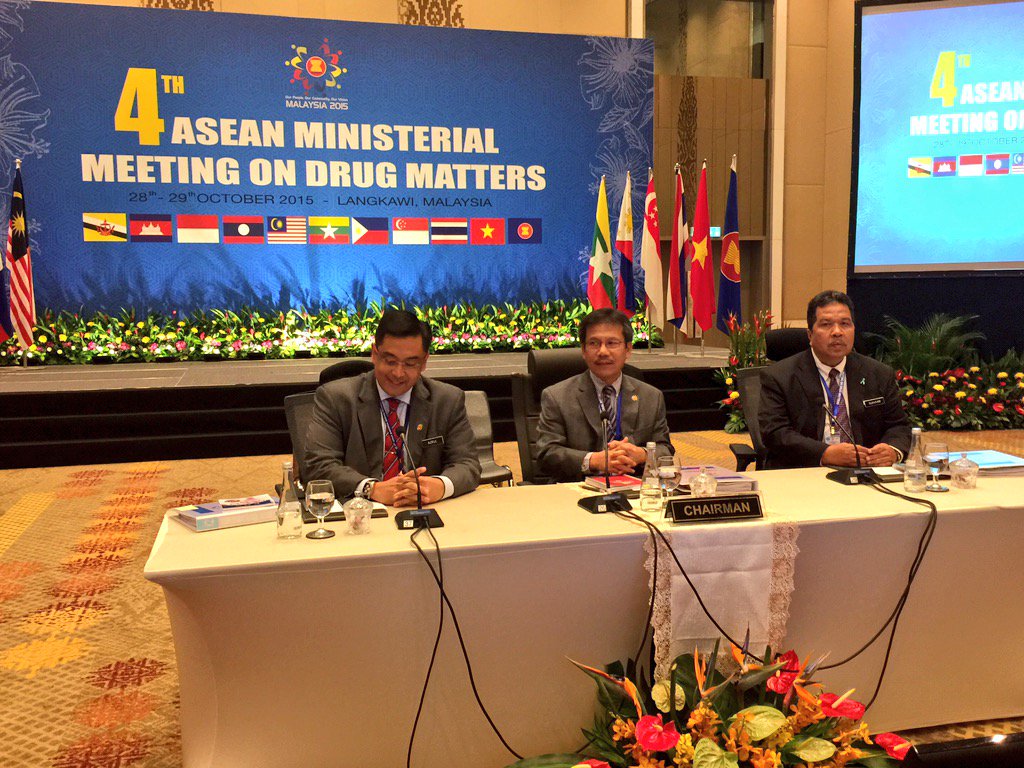 KDNPUTRAJAYA's tweet photo. Hari pertama 4th ASEAN Ministerial Meeting on Drug Matters #AMMD2015 @Zahid_Hamidi @KPAADK @AADKMalaysia https://t.co/h6FEg3JPMq