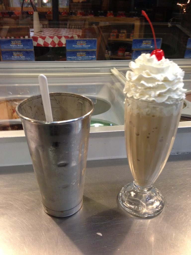 Viztagiggles's tweet photo. Anyone want me to make them one of these bad boys? 😉🍦 #Shakemaker #fuddruckers #viztagiggles #delicious https://t.co/IDlEDLBnb3