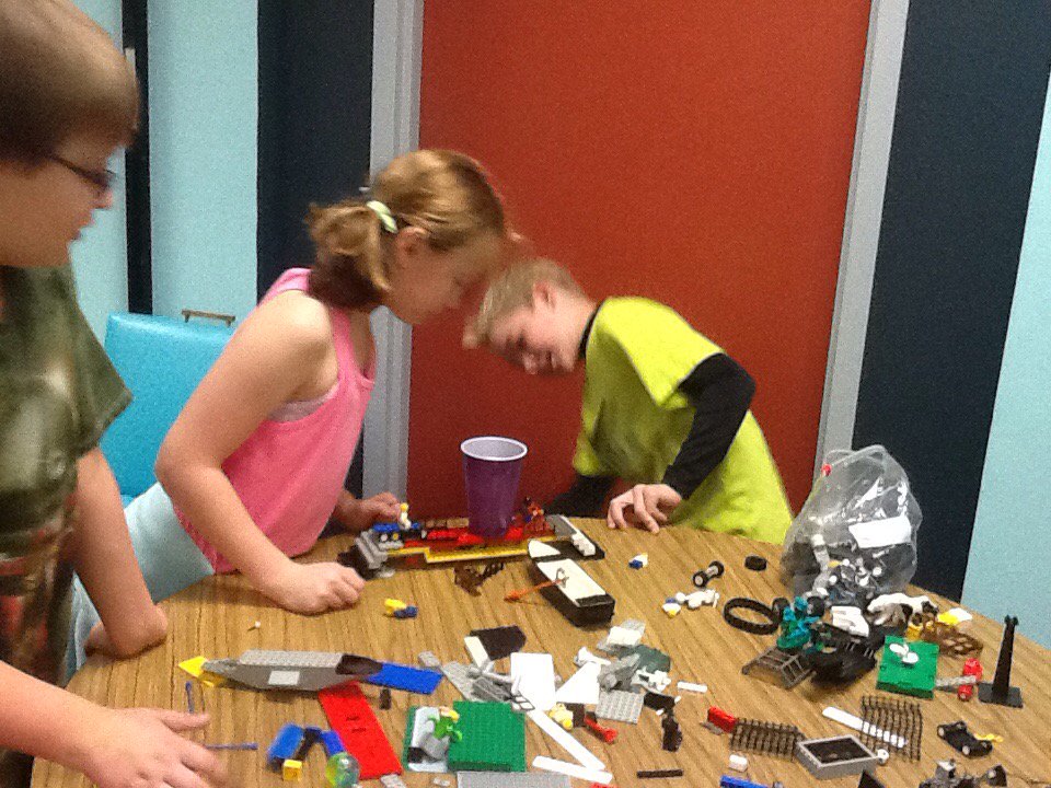 juliageee's tweet photo. @WCEMakerspace@WCEloveslearning@jessahanson Building bridges...can they hold 100 pennies? https://t.co/W4eh8c51x1