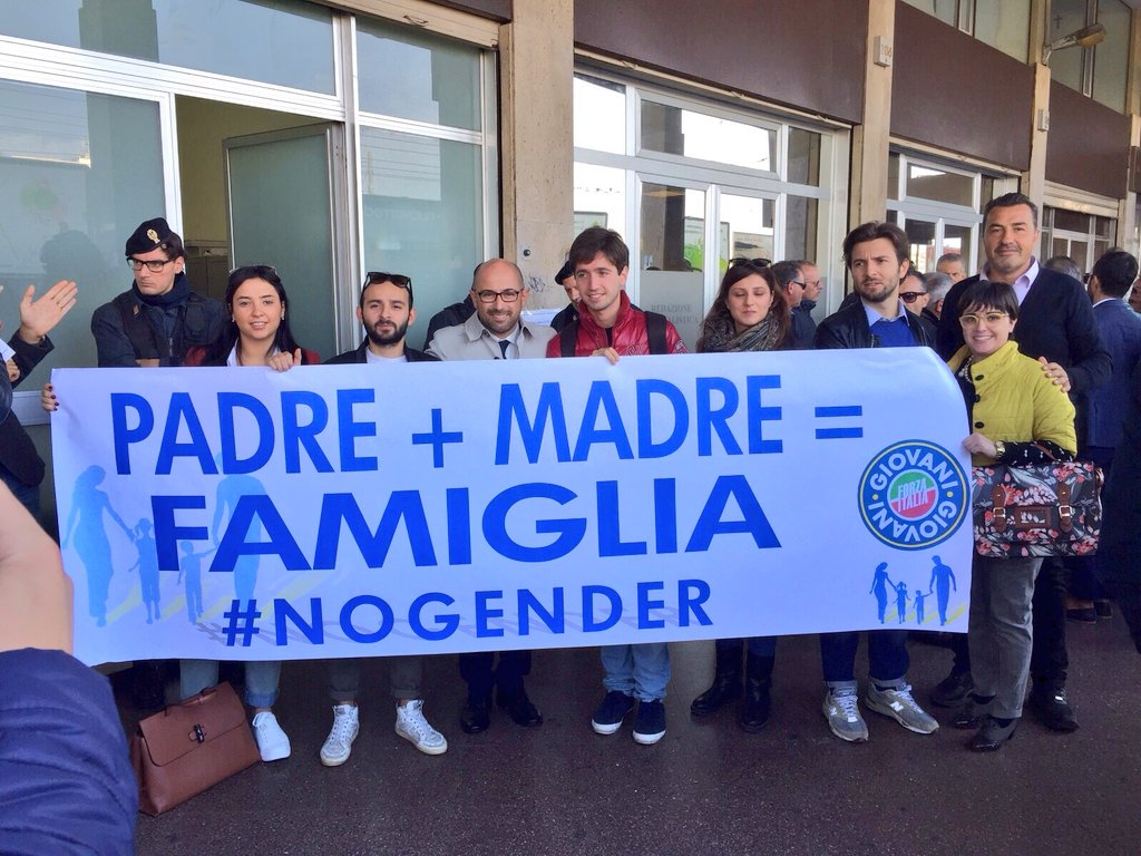 VittorioGuasta's tweet photo. Manifestazione #nogender nelle scuole #difendiamolafamiglia #difendiamoinostrifigli #RegionePuglia @FI_Giovani https://t.co/zA8Vy3cufL