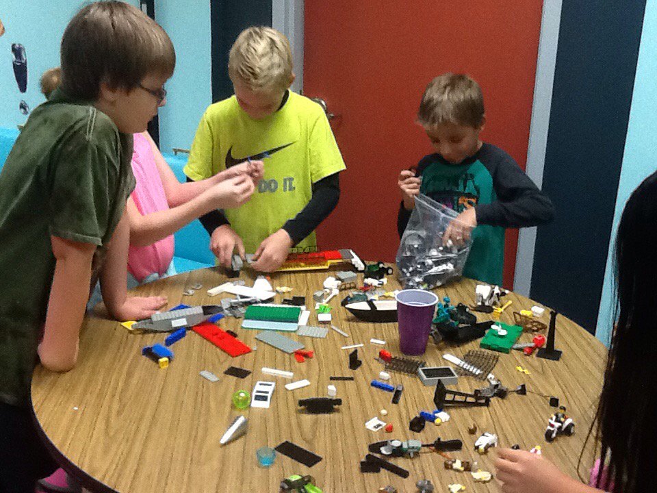 juliageee's tweet photo. @jessahanson #WCEloveslearning #WCEMakerSpace Serious planning!  Engaged! https://t.co/ye6WIxLmMz