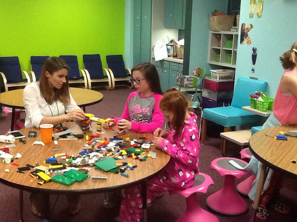 juliageee's tweet photo. @jessahanson #WCEMakerSpace #WCEloveslearning Building bridges with Legos @Makerspaces_com https://t.co/gNAiTMe0PK