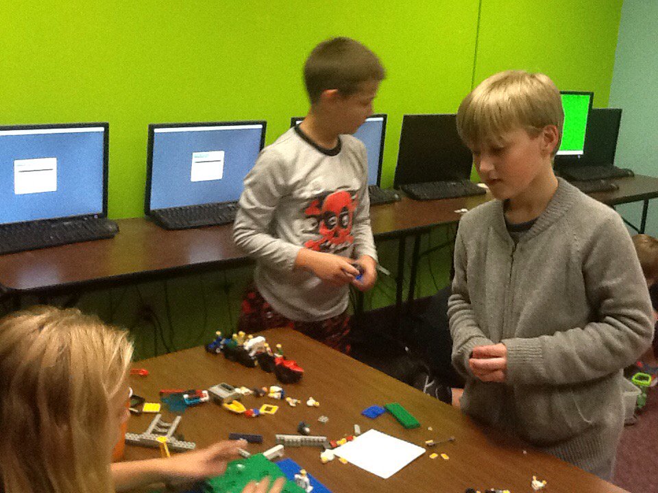 juliageee's tweet photo. @jessahanson #WCEMakerSpace #WCEloveslearning Building bridges with Legos @Makerspaces_com https://t.co/gNAiTMe0PK
