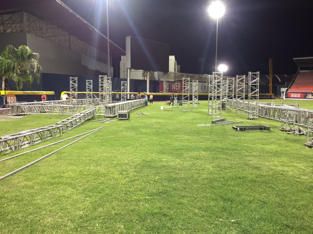 LosPelotu2's tweet photo. @LosPelotu2: Ya se está armando el escenario para  el #Macro2015 de la @lamejorveracruz @RolaYsa @Memo_Glez https://t.co/1RegCAi2B4